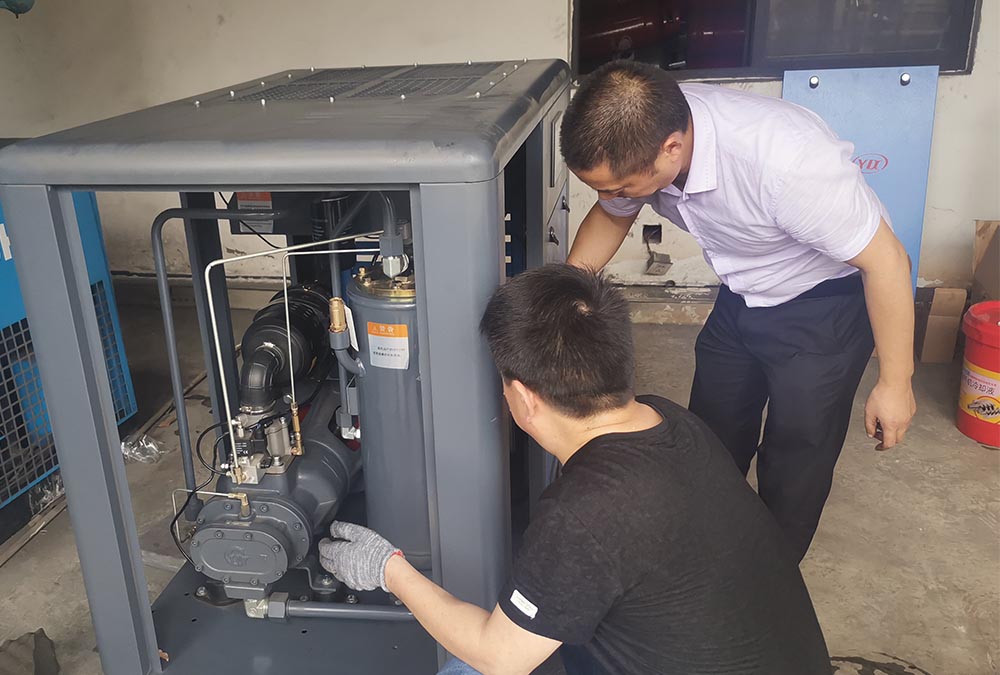 在杭州客戶工廠22KW 空壓機正在保養(yǎng)